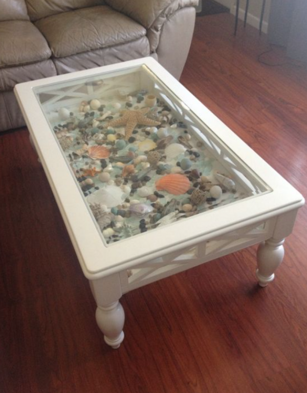 Aksen Koral dan Kerang di Meja Kopi